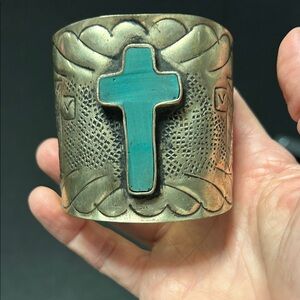 Cross cuff